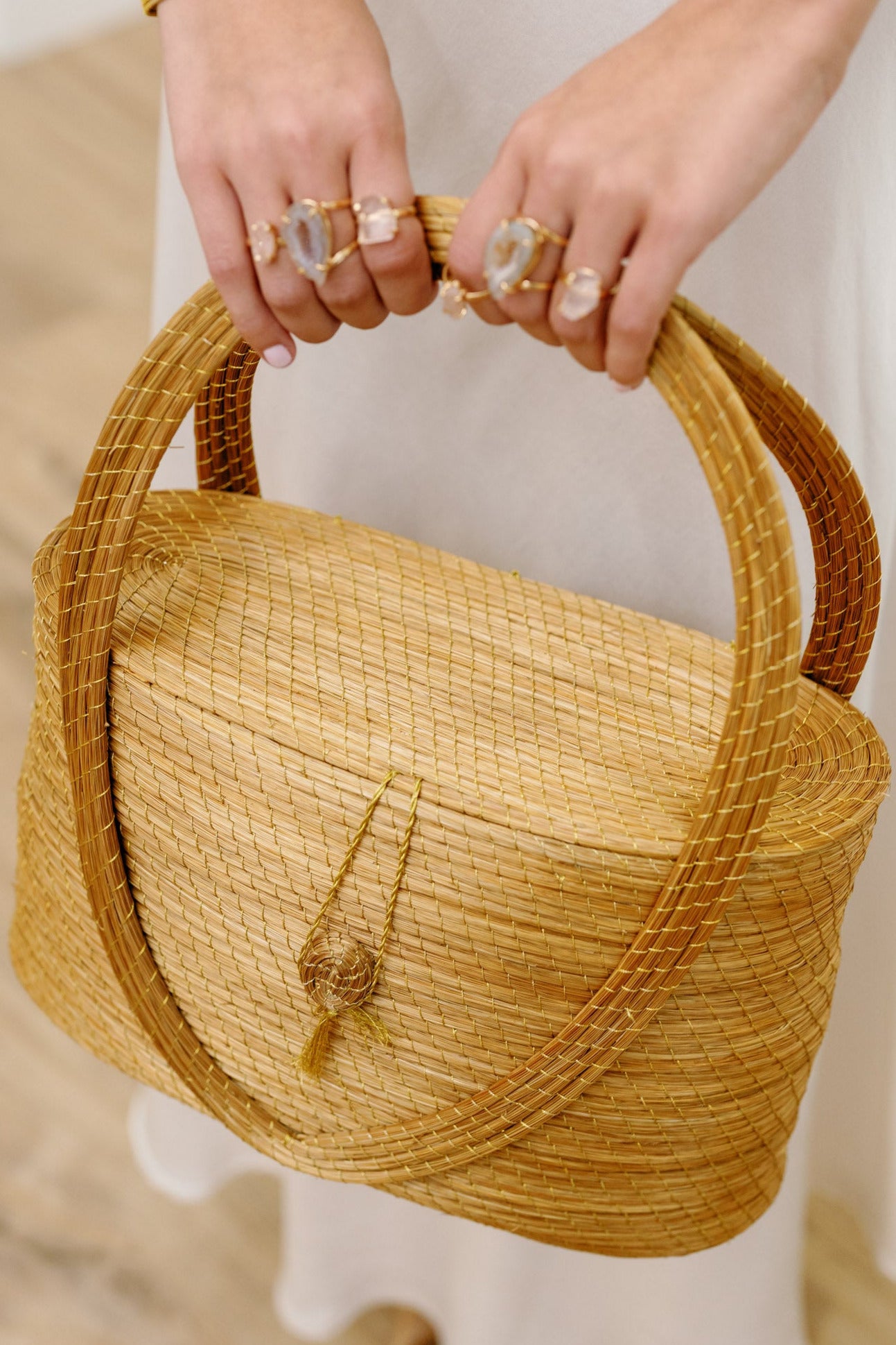Brisa Dourada — Handmade Golden Grass Bucket Bag with Loop-Latch Closure