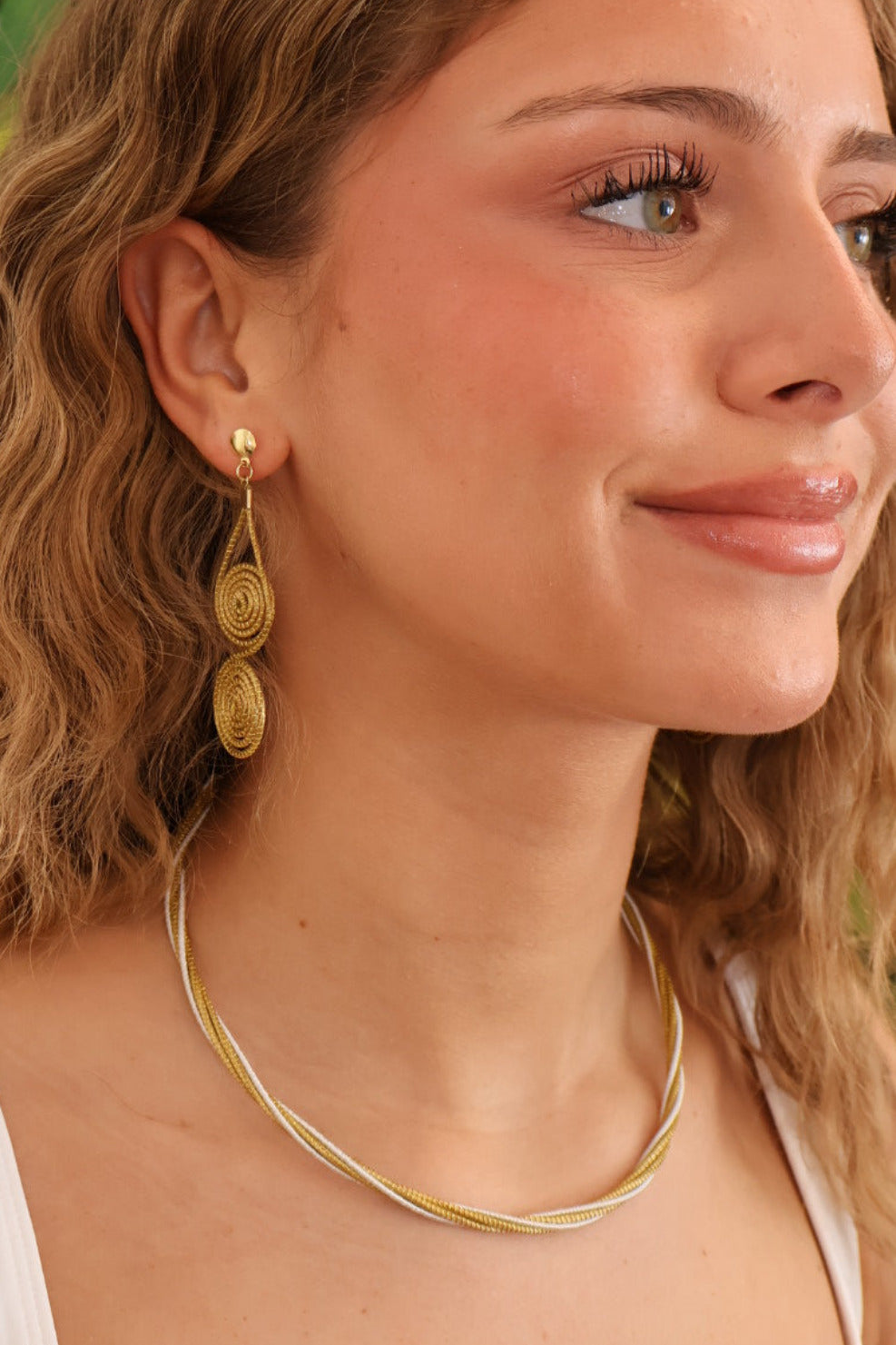 Golden Grass Twisted Choker with White Thread – 18K Gold Adjustable Chain
