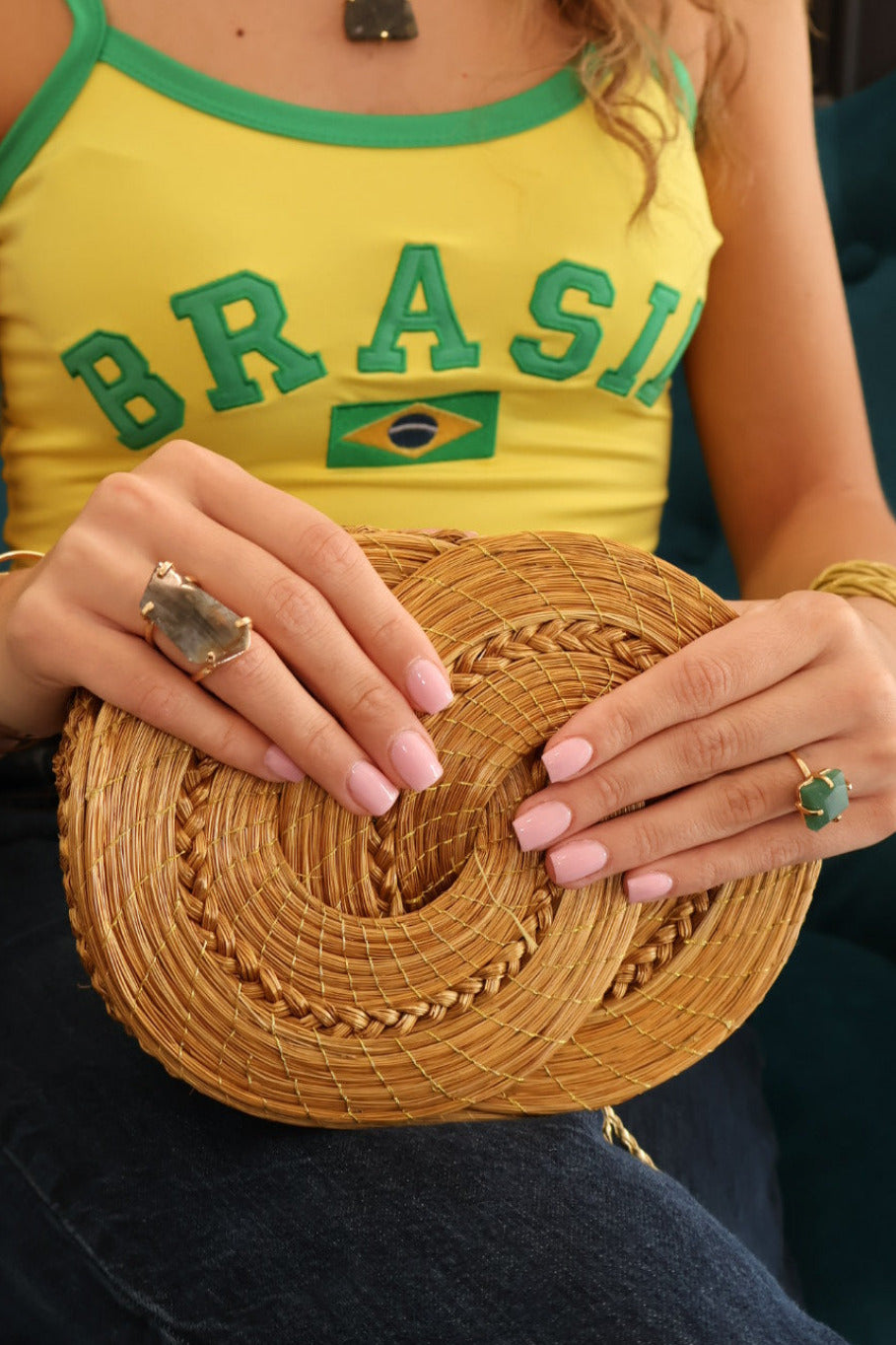 Golden Grass Infinity Crossbody Bag – Handwoven Brazilian Clutch