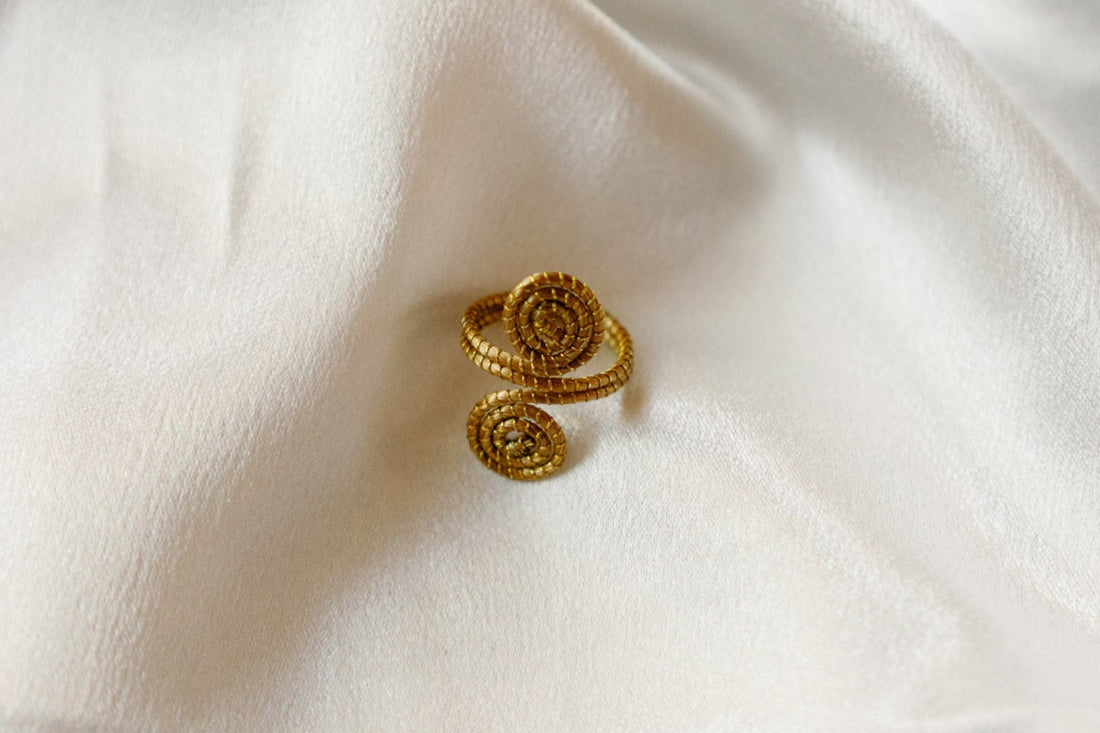 Solua Ring Golden Grass Spiral Design - Handwoven from Capim Dourado