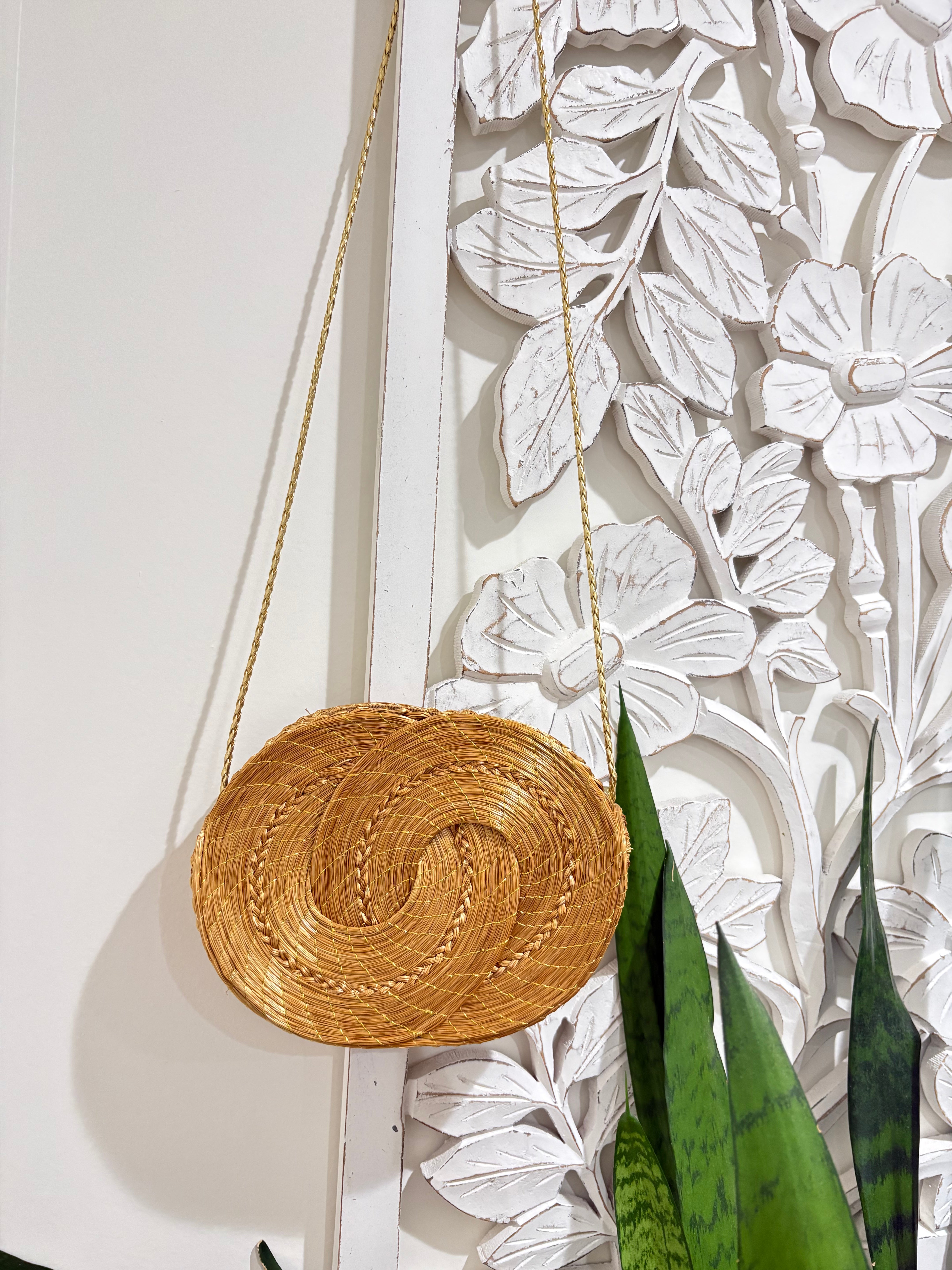 Golden Grass Infinity Crossbody Bag – Handwoven Brazilian Clutch