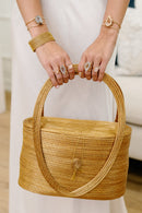 Brisa Dourada — Handmade Golden Grass Bucket Bag with Loop-Latch Closure
